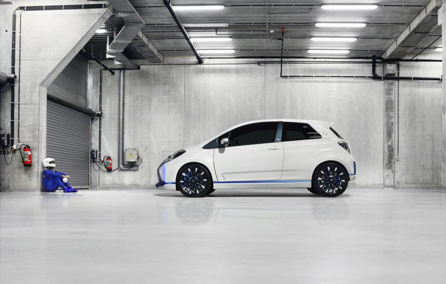  Toyota Yaris Hybrid-R Concept 2013 года  (фото 17 из 42)